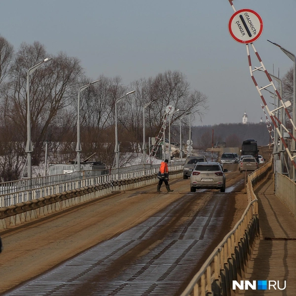 Наплавной мост скоро разведут | Источник: Наталья Бурухина / NN.RU