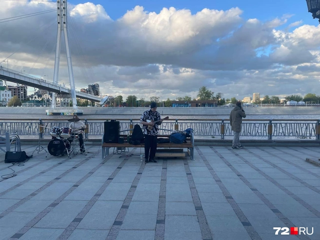 Уличные музыканты на набережной есть, но их мало. От моста до «Конторы пароходства» встретили только этих | Источник: Радик Енчу / 72.RU