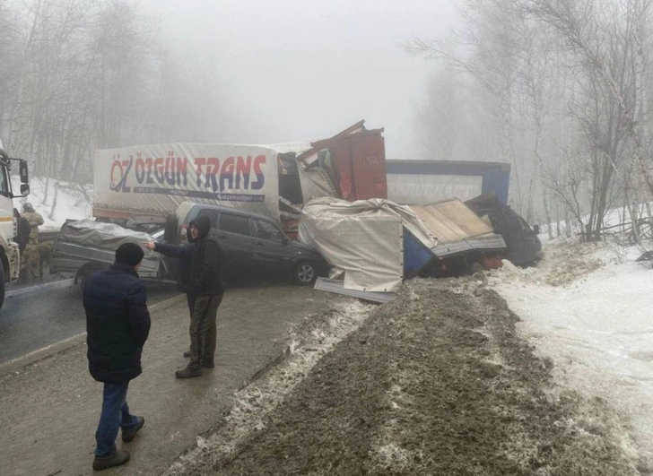 Два грузовика всмятку, 15 человек погибли, пострадали 13: страшное ДТП на трассе в Саратовской области