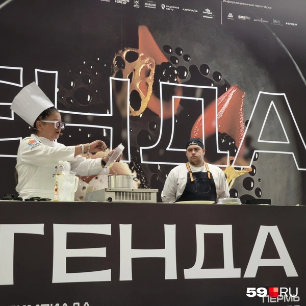 Добавляем немного чесночного сливочного масла и томим в нем курицу пару минут | Источник: Анастасия Селиверстова / 59.RU