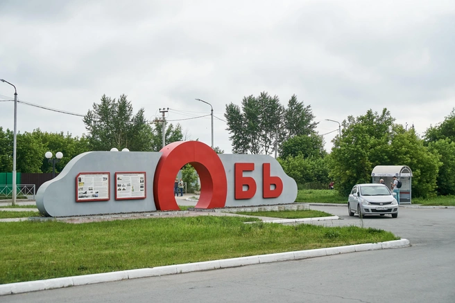 Дожидаться автобуса № 4 пассажирам предстоит в крошечном, плохо защищенном от ветра павильончике. Летом это нормально, а вот зимой лучше подождать в здании вокзала | Источник: Александр Ощепков / NGS.ru
