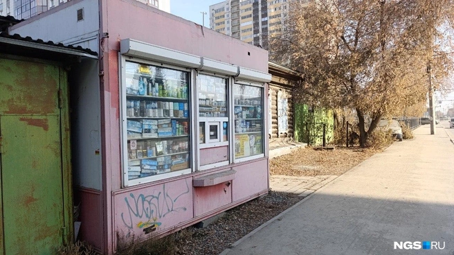 Закрытый киоск с остатками товара на Писарева | Источник: Стас Соколов/NGS.RU 