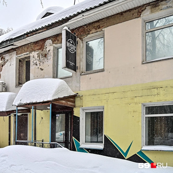 На Плеханова, 53 было административное здание. На фасаде осталась вывеска кальян-бара&nbsp;— он больше не работает | Источник: Василина Любимова / 59.RU