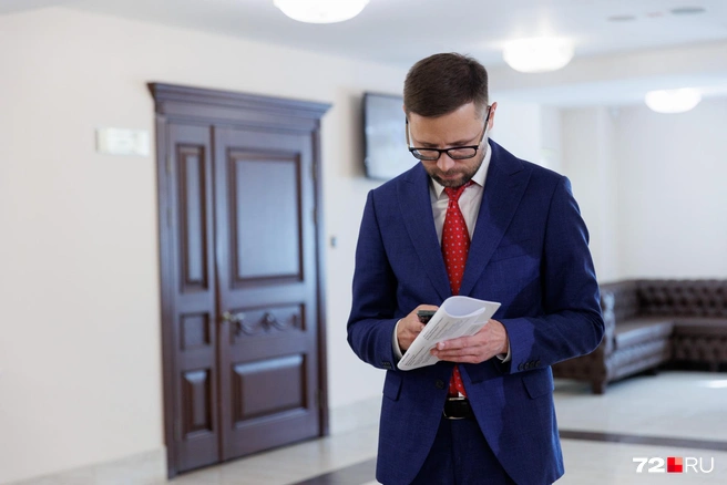 Директор департамента культуры Тюменской области Александр Сидоров что-то смотрит в телефоне | Источник: Ирина Шарова / 72.RU