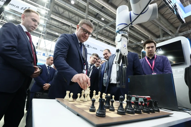 Робот-шахматист самостоятельно передвигает фигуры по доске | Источник: пресс-служба правительства Челябинской области 