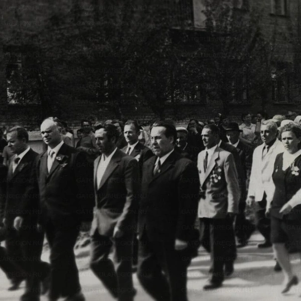 1 мая 1975 года в Алексине. Демонстрацию рабочих ведут за собой партийные лидеры, увешанные медалями и наградами. Сзади видно рабочих, также с госнаградами | Источник: Государственный архив Тульской области