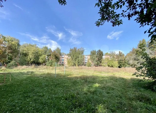 Рядом расположены жилые дома, школа № 58, Областная клиническая больница и детские сады | Источник: Сайт бесплатных объявлений