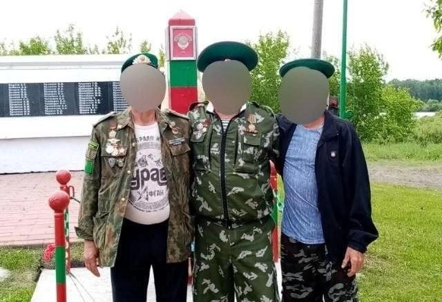 Евгений (в центре) служил в пограничных войсках | Источник: читатель E1.RU