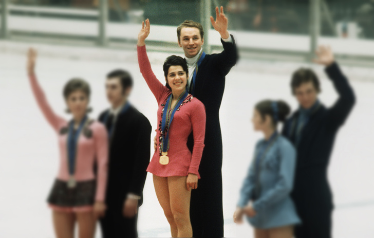 Чемпионы Ирина Роднина и Алексей Уланов на пьедестале почета в Саппоро, Япония, 1972 год. На тех играх советские спортсмены заняли первое и второе место в парном катании, оставив немцам бронзу.