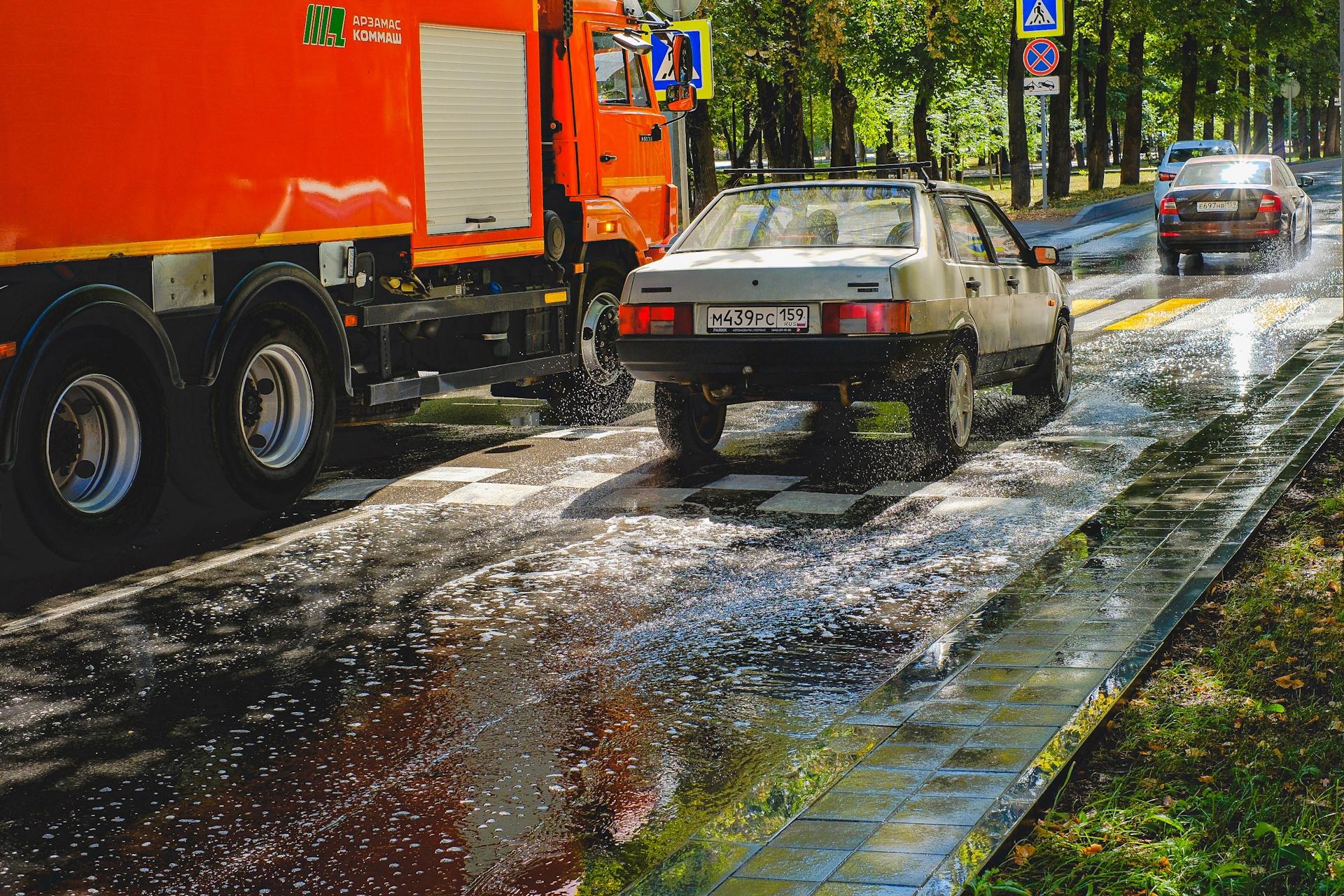 В центре Перми из-за коммунальной аварии затопило улицу Юрия Смирнова - 21  августа 2023 - 59.ру