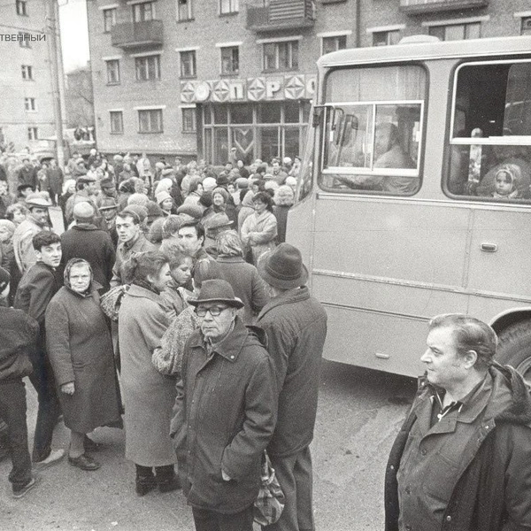 Еще одно перекрытие: во время «водочного бунта» осенью 1990-го пермяки не пропускали транспорт на улице Крупской | Источник: Госархив Пермского края