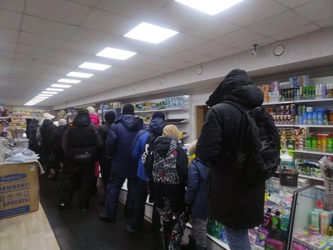Люди ждут очереди за обычными продуктами | Источник: читатель NGS24.RU