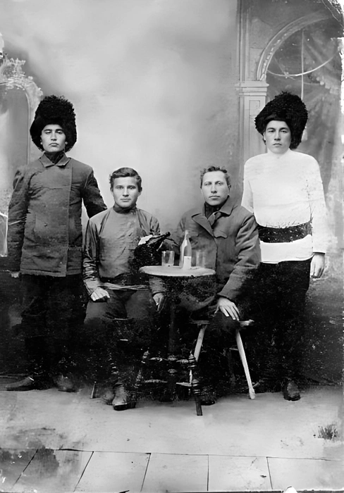 Спиридон справа в светлой рубахе | Источник: семейный архив Александра Полуполтинных 
