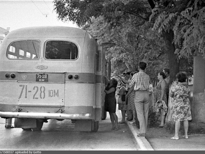 1968 год: родители провожают детей в лагерь. Снимок сделан недалеко от площади Ленина. | Источник: архив Олега Бабкина / pastvu.com