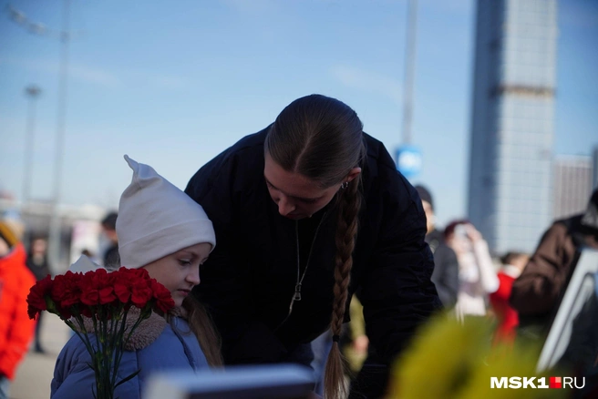 Ангелина Шалаева, потерявшая в теракте в «Крокусе» мать, отчима и брата, приехала с оставшейся сиротой сестрой к мемориалу | Источник: Артем Рамазани-Зубов / MSK1.RU