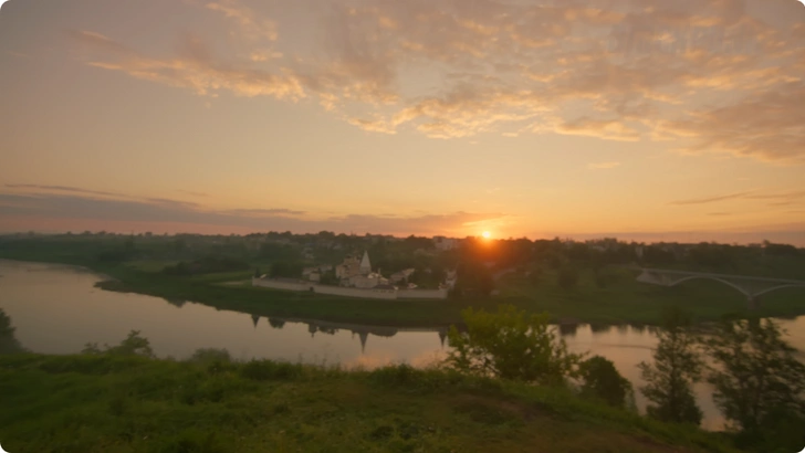 Кадр из ролика «Русская киберполиция». Вид на Волгу и Старицкий Успенский монастырь | Источник: birchpunk / YouTube