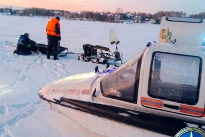 Двое новосибирцев застряли на льду в 500 метрах от берега