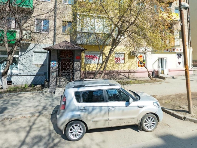 Эта парковка находится недалеко от пересечения с улицей Мамина-Сибиряка | Источник: «Яндекс Карты»