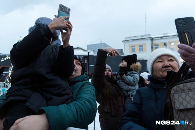 Самых маленьких подняли на руки | Источник: Мария Ленц / NGS24.RU