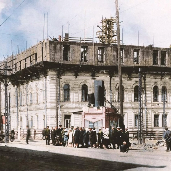 1931 год. Киоск у достраиваемого здания Госсовета, нынешней мэрии | Источник: Perm-de-Monocle / vk.com