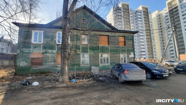 Вокруг дома уже стоит жилой комплекс | Источник: Виктор Лучкин / «ИрСити»
