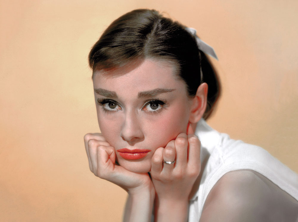 Ангел с печальными глазами»: как Одри Хепберн меняла мир к лучшему |  MARIECLAIRE