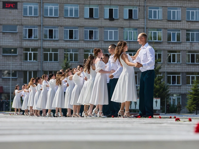 Выпускники танцуют вальс с девушками | Источник: Александр Ощепков / NGS.RU