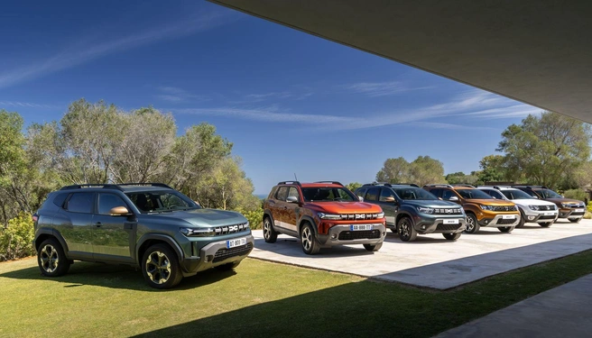С электрическим полным приводом предлагается и Renault Duster III: трехцилиндровый 1,2-литровый мотор (140&nbsp;л.&nbsp;с.) в паре с «роботом» крутит передние колеса, задние&nbsp;— электродвигатель мощностью 31&nbsp;л.&nbsp;с. Ездить на чистой электротяге такой «Дастер» не может: емкость батареи&nbsp;— всего 0,84 кВт*ч | Источник: пресс-служба компании Renault