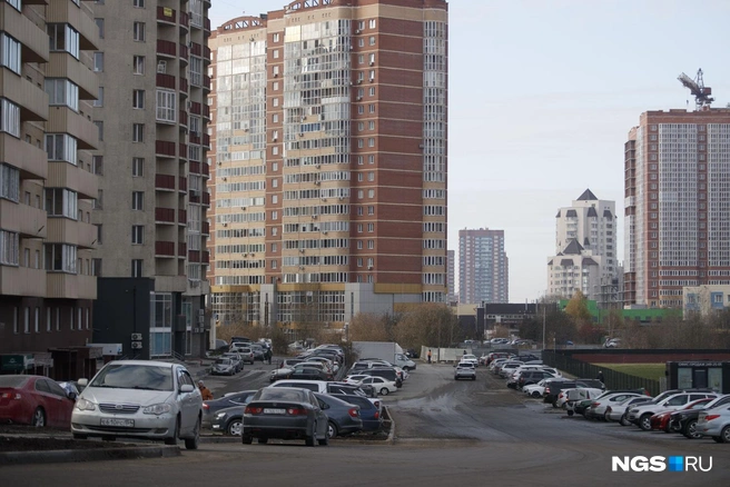 Гуляем по улице Галущака, которая теперь выходит на Красный проспект | Источник: Андрей Бортко / NGS.RU