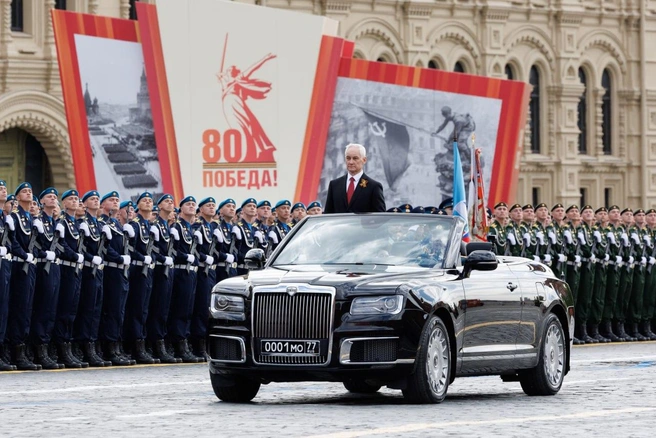 Советская классика и золотой Aurus. На чем разъезжали VIP-персоны в День Победы в России | Источник: Минобороны РФ
