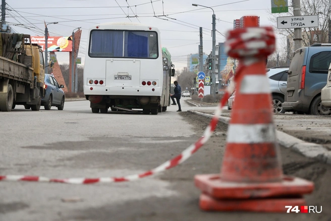 Проблема здесь не только с транспортом, но и с благоустройством пешеходных дорог | Источник: Наталья Лапцевич / 74.RU