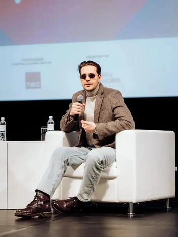 Образ кинозвезды выглядит просто, но вкусно | Источник: Фестиваль «Дух огня» / «ВКонтакте»