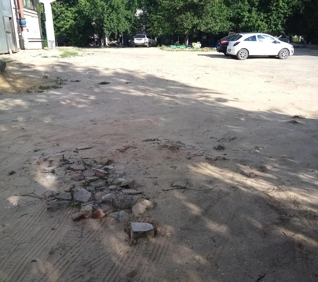 У поликлиники всего 32 места, где можно ставить машину без штрафа | Источник: читатели V1.RU