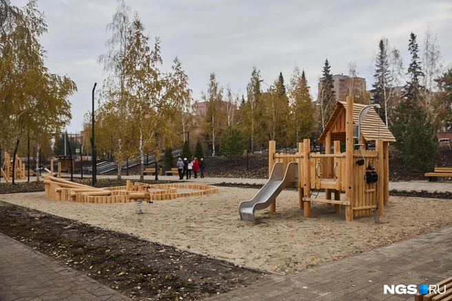 В парке установили современную детскую площадку из экологичных материалов | Источник: Александр Ощепков / NGS.RU