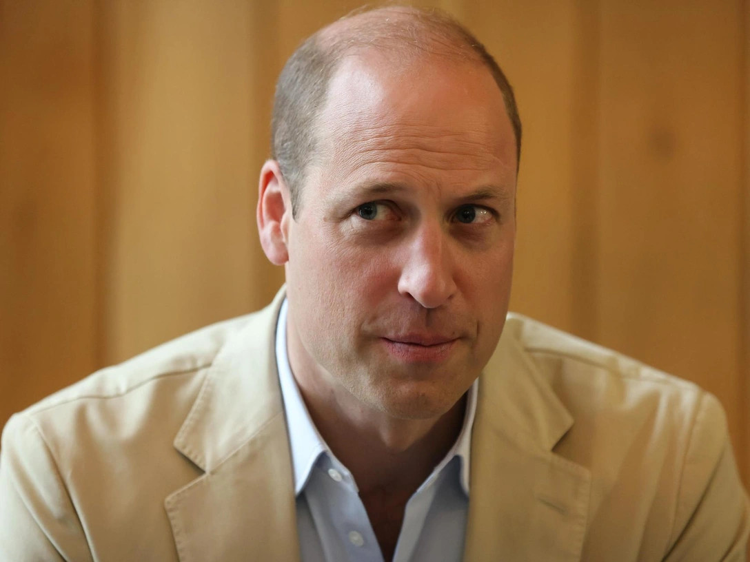 Принц Уэльский во время визита в миссию Восточного Белфаста в центре Скайнос в Белфасте в рамках своего турне по Великобритании для запуска проекта, направленного на искоренение бездомности, 27 июня 2023 | marieclaire.ru