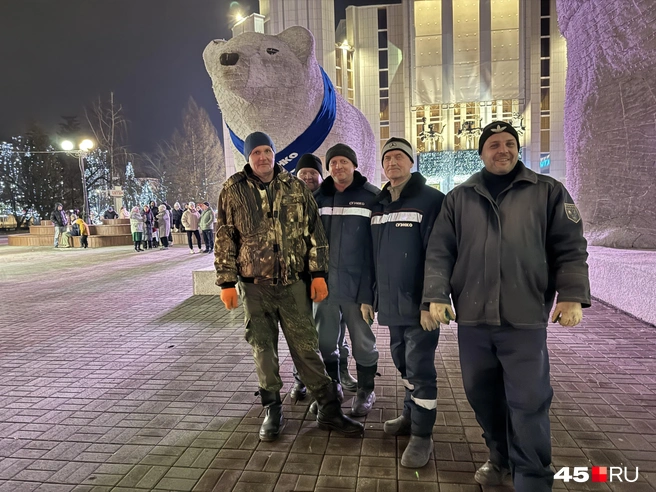 Установить медведей не так просто, но специалисты «СУЭНКО» справились за час | Источник: Юлия Король / 45.RU