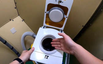Как ходят в туалет космонавты? Рассказывает бортинженер МКС-68 Анна Кикина