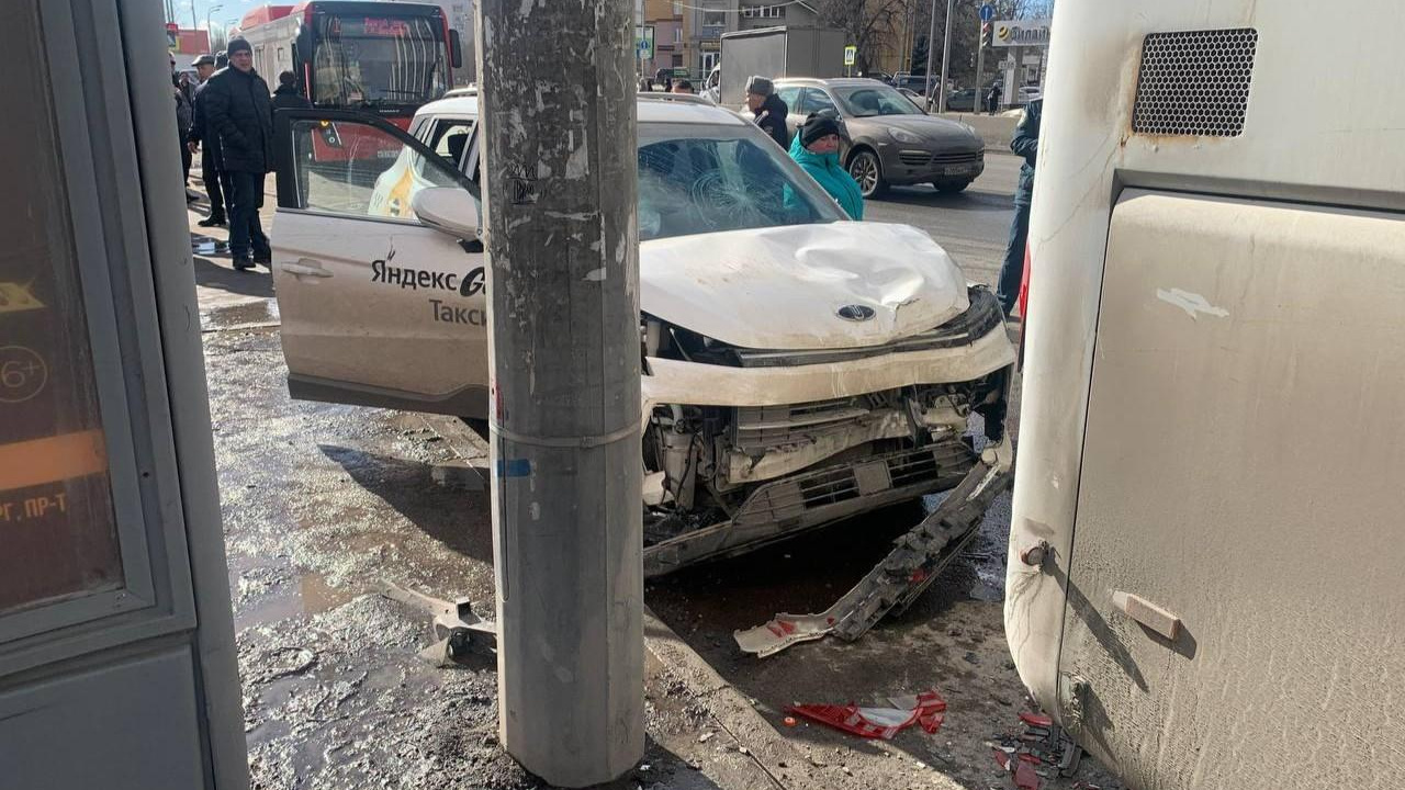 Пассажиры вышли из автобуса и оказались под колесами «Москвича»: подробности ДТП на Вишневского