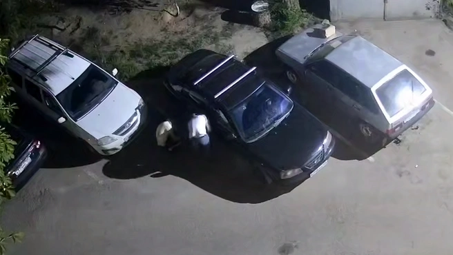 Был ли это чужой автомобиль или владельцем транспорта оказался один из мужчин, пока неизвестно | Источник: Жесть Волгограда / Telegram