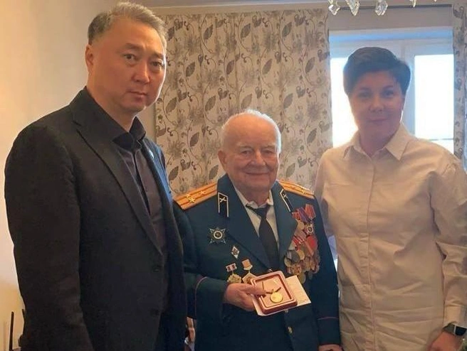 Глава управы Евгений Мамутов и зам по работе с населением Юлия Шашкова поздравляют ветерана Великой Отечественной войны Александра Романова | Источник: Управа района Северное Тушино / T.me
