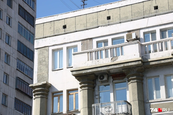 Кажется, что больше всего пострадали балконы на последнем этаже | Источник: Михаил Шилкин