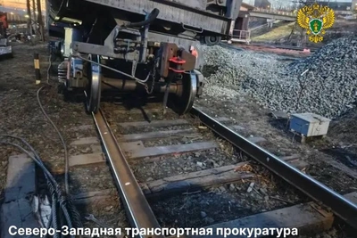 Четыре вагона с щебнем сошли с рельсов в Мурманске