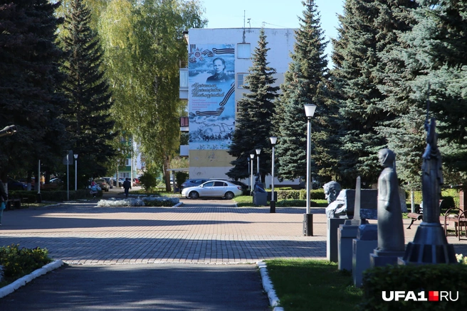 Аллея в сквере