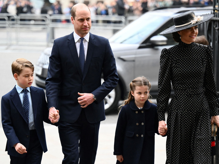 Год без принца Филиппа: Королева под руку с «опальным сыном», Кейт в трауре и другие гости посетили поминальную службу