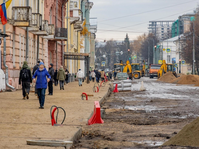 Горожане и visitors продолжают перемещаться по улице несмотря на ведущиеся работы | Источник: Кирилл Поверинов / 76.RU