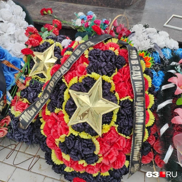«Мы все попадем в ад. Но в аду мы будем лучшими», — написано на траурной ленте | Источник: 63.RU