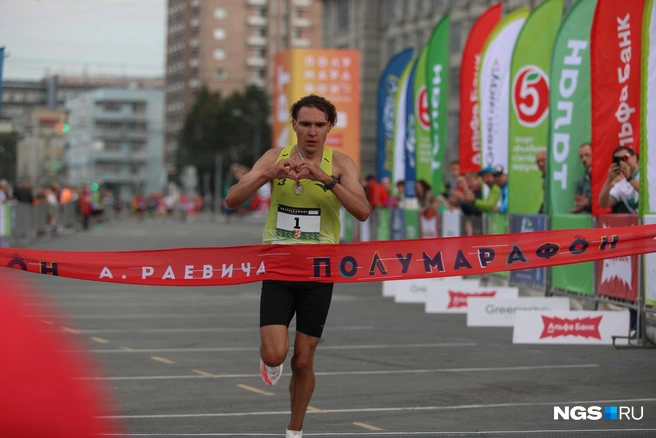 Артём Попов не побил собственный рекорд, его лучший показатель — 1:02:35 | Источник: Андрей Бортко / NGS.RU