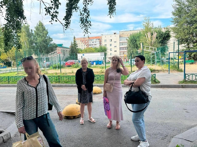 Инна&nbsp;— худощавая женщина (на фото лицо замазано). Она разговаривает криком, и объясняет: соседки не дают ей нормально жить | Источник: Анастасия Малышкина / 72.RU