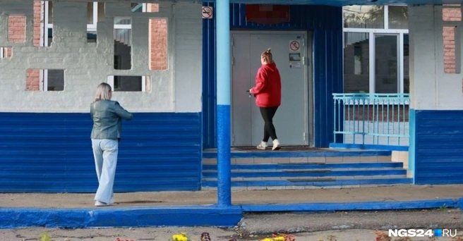 Девочка напала на учителей утром 1 сентября | Источник: Мария Ленц / NGS24.RU