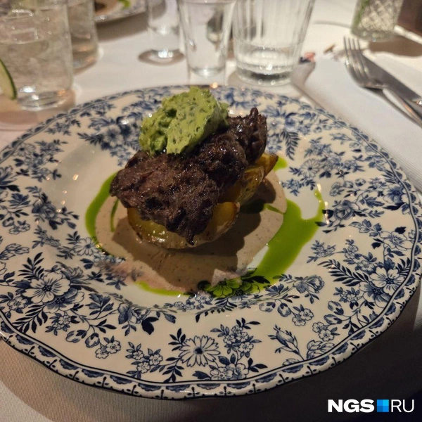 Главное блюдо&nbsp;— бифштекс | Источник: Елизавета Шаталова / NGS.RU